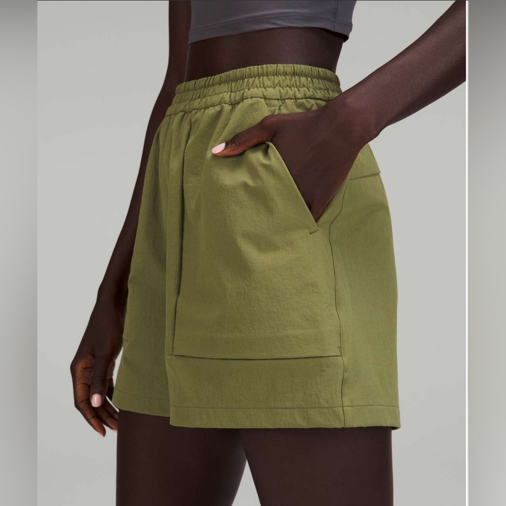 Lululemon Lab Relaxed-Fit Super-High-Rise Short 3"
Bronze Green